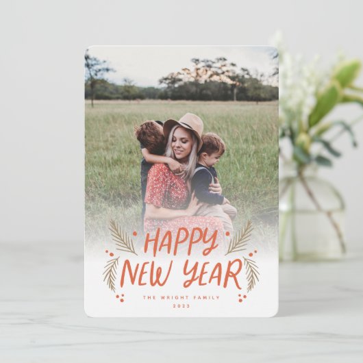 ハッピーニューイヤー手描きパインベリー赤い写真 シーズンカード (スタンド正面)
