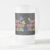 ハッピーニューイヤー文字付き/パーティー帽子と紙吹雪 フロストグラスビールジョッキ (正面右)