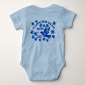 ハッピーニューイヤー母&パパ2023 、ベビーボディスーツ ベビーボディスーツ (裏面)