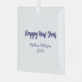 ハッピーニューイヤー紫ブラックの追加の名前の年のシンプル ガラスオーナメント (正面左)