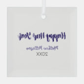 ハッピーニューイヤー紫ブラックの追加の名前の年のシンプル ガラスオーナメント (裏面)