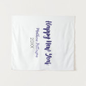 ハッピーニューイヤー紫ブラックの追加の名前の年のシンプル タペストリー (正面(横))