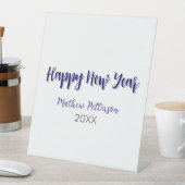 ハッピーニューイヤー紫ブラックの追加の名前の年のシンプル 台座サイン (インサイチュ)