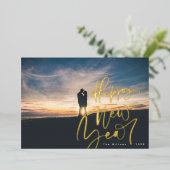 ハッピーニューイヤー金ゴールドハンドレタリングオーバーレイ写真 箔シーズンカード (立ち正面)