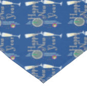 ハッピーニューイヤー – シャンパングラスと時計 テーブルクロス (アングル)