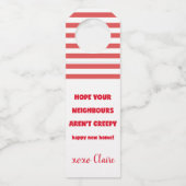 ハッピーニューホーム |不気味な隣人 – おもしろい引用文 ボトルネックタグ (正面)