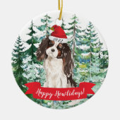 ハッピーハウリデイズトライカラーキングチャールズクリスマスO セラミックオーナメント (正面)