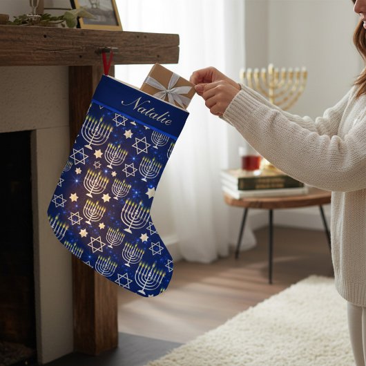 ハッピーハヌカモダン(ユダヤ教)メノラーパーソナライズされた名 スモールクリスマスストッキング