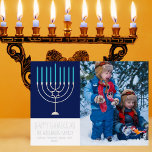 ハッピーハヌカー家族フォトブルー（ユダヤ教）メノラーシルバー 箔シーズンカード<br><div class="desc">この可愛いトレンディーハッピーハヌカー銀箔のカードは、青い背景に美しい（ユダヤ教）メノラーを備えている。この美しいユダヤ人の写真のホリデーカードはあなたの家族の名前の横にあなたの自分の写真を特色にする。</div>