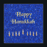 ハッピーハヌカー<br><div class="desc">Happy Hanukkahという言葉の青い画像と9つの炎の文字の下。ロウソクと（ユダヤ教）メノラーは見えないが暗示が強い。</div>