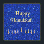 ハッピーハヌカー<br><div class="desc">Happy Hanukkahという言葉の青い画像と9つの炎の文字の下。ロウソクと（ユダヤ教）メノラーは見えないが暗示が強い。</div>