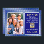 ハッピーハヌカー。カスタム写真 シーズンカード<br><div class="desc">ハッピーハヌカー。フェスティバルブルーエレガント金ゴールドフォイル(ユダヤ教)メノラーと装飾とパターストライプンデザインハヌッカフラットグリーティングカード/招待状カード写真と名パーソナライズされた前。ユダヤの祝日/ハヌカーのカテゴリーで利用可能なマッチングカード、パーティの招待状、ギフト。</div>