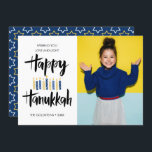ハッピーハヌッカキャンドル |休日の縦写真 招待状<br><div class="desc">フェスティバルHanukkah休日の写真グリーティングカード最高のは、あなたのポートレート写真と"happy hanukkah"ハンドレタースタイルブラシタイポグラフィとブルースと黄色の色合いのロウソクを含む。名前と年カスタムで文字をカスタマイズする。カードは、調整された青い背景の星のパターンに逆に。</div>