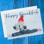 ハッピーハヌッカシックモダンミニマリスト写真 シーズンカード<br><div class="desc">カスタマイズモダン可能なユダヤ人の完全な写真ハヌカーのカードあなたの子供や家族の冬の写真と青いスクリプトオーバーレイ。このよカスタマイズり可愛いミニマルハヌカー（ユダヤ教の祭り）カード</div>