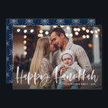 ハッピーハヌッカブラシレタリング写真 シーズンカード<br><div class="desc">ハッピーハヌカー！この素朴なホリデーフラットカードで休日の願いと挨拶を送る。ブラシハンドレタリングに「ハッピーハヌカー」を搭載。写真、あいさつ文、名前、その他のお気に入りの詳細を追加して、このホリデーカードをパーソナライズする。フラットカード、折り畳みカード、ポストカードとして利用可能。</div>