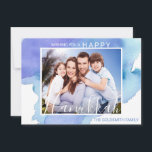 ハッピーハヌッカブルーウォーターカラー（ユダヤ教）メノラー | フォト カード<br><div class="desc">ユダヤモダンの休日 – を願うハッピーハヌカー(ハヌカー（ユダヤ教の祭り）、青い色合いの水色の背景デザイン。カードの背面に（ユダヤ教）メノラーがある。写真と名前を追加して、これらのカードをパーソナライズする。ライトシーズンのこのフェスティバルの間に、これらをすべての友人や家族に送信する。</div>