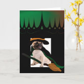 ハッピーハローウィンの飛んでいるなほうきの魔法使いのパグ カード (黄色い花)