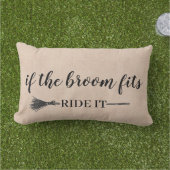ハッピーハローウィンの魔女と彼女のほうき投げ アウトドアクッション (芝生)
