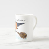 ハッピーハローウィンウィッチパンプキ飛んでいるンブルームおもしろい- ボーンチャイナマグカップ (正面右)