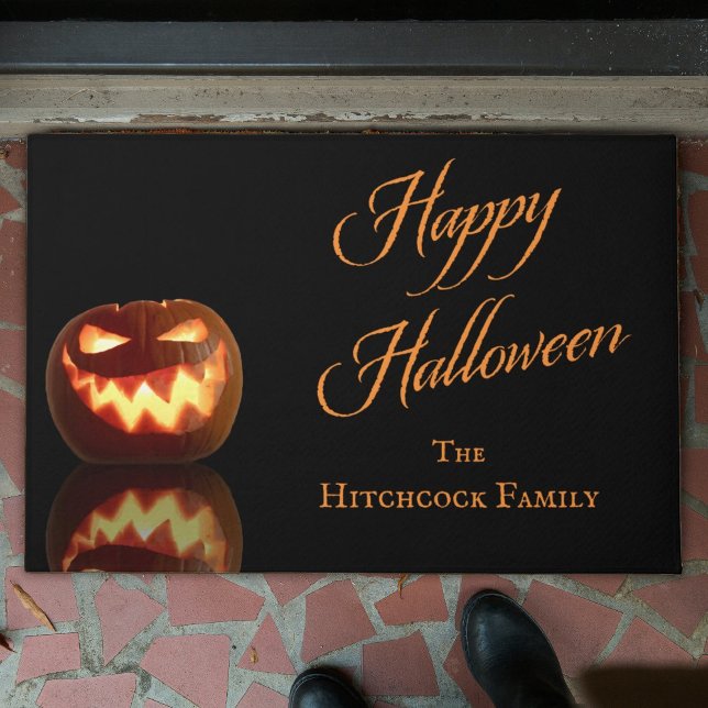 ハッピーハローウィンジャックオランタン名テンプレート ドアマット (Welcome guest to your home with this festive Happy Halloween doormat with a smiling Jack O'Lantern.)