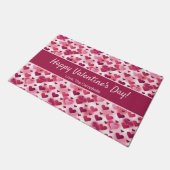 ハッピーバレンタインデーピンクハート&カスタム文字 ドアマット (アングル)
