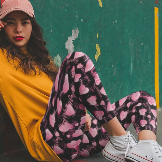 ハッピーバレンタインデーラブスクリプトピンクハート レギンス