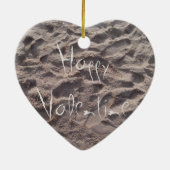 ハッピーバレンタイン文字イン砂、サニービーチ夏 セラミックオーナメント (裏面)