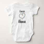 ハッピーバースデーおばあちゃん カスタム名前入り ベビーボディスーツ (裏面)