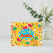 ハッピーバースデーおもしろいカラフルフルーツラベル明るい ポストカード (スタンド正面)