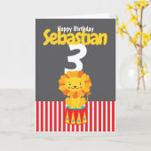 ハッピーバースデーかわいいパーソナライズされたライオンの年齢と名前 カード (黄色い花)