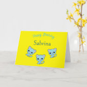 ハッピーバースデーかわいい弾みのある青い子猫イエロー カード (黄色い花)