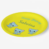 ハッピーバースデーかわいい弾みのある青い子猫イエロー ペーパープレート (アングル)