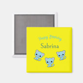 ハッピーバースデーかわいい弾みのある青い子猫イエロー マグネット (正面/裏面)