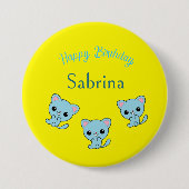 ハッピーバースデーかわいい弾みのある青い子猫イエロー 缶バッジ (正面)
