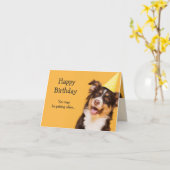 ハッピーバースデーかわいい犬が年を取るおもしろい引用文 カード (黄色い花)