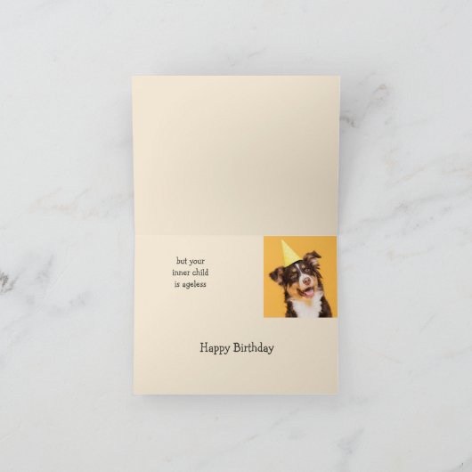 ハッピーバースデーかわいい犬が年を取るおもしろい引用文 カード (内部)