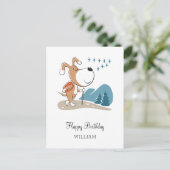 ハッピーバースデーかわいい犬の子犬ハイキングウッドランド ポストカード (スタンド正面)