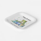 ハッピーバースデーかわいい緑のカエル包まれた(贈り物) ペーパープレート (傾斜あり)