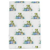 ハッピーバースデーかわいい緑のカエル包まれた（贈り物） ミディアムペーパーバッグ (正面)