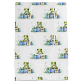 ハッピーバースデーかわいい緑のカエル包まれた（贈り物） ミディアムペーパーバッグ (裏面)