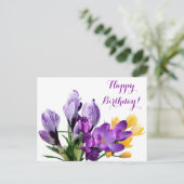 ハッピーバースデーかわいらし紫色の黄色いフローラ ポストカード (スタンド正面)