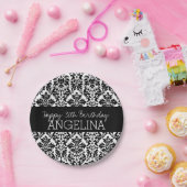 ハッピーバースデーとトレンディー白黒ダマスク ペーパープレート (パーティー)