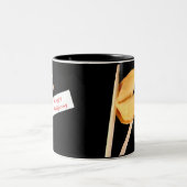 ハッピーバースデーのおみくじ入りクッキー ツートーンマグカップ (中央)