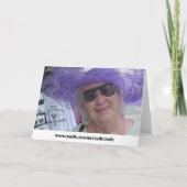ハッピーバースデーのお母さん、紫色の帽子の女性 カード (裏面)