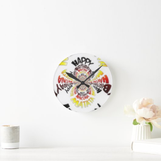 ハッピーバースデーのちょうどHakuna Matataのギフトのデザインの芸術 ラウンド壁時計 (ホーム)