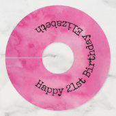 ハッピーバースデーのピンクのシックでガーリーな水彩画のモノグラム ワイングラスタグ (正面)