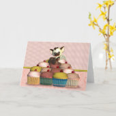 ハッピーバースデーの上に小さな猫の天使が乗った妖精のカード カード (黄色い花)