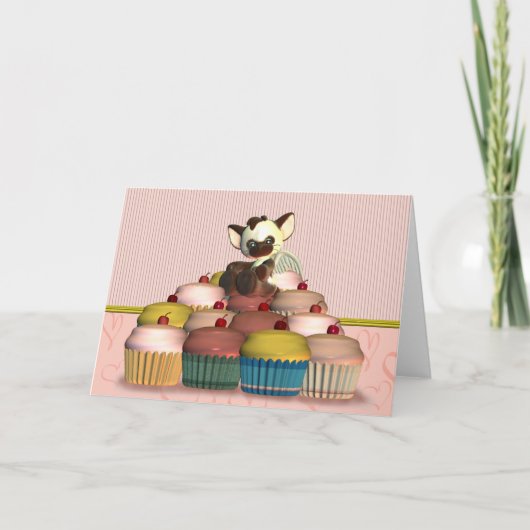 ハッピーバースデーの上に小さな猫の天使が乗った妖精のカード カード (正面)