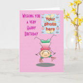 ハッピーバースデーの女の子はハンドスタンドを行う写真を追加 カード (黄色い花)
