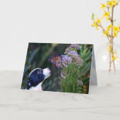 ハッピーバースデーの子犬と蝶のすごいかわいい カード (黄色い花)